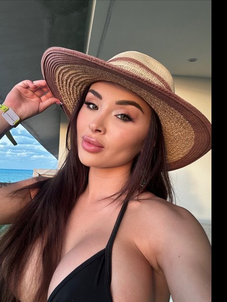 Nacktes geleaktes OnlyFans-Foto von Lady Von Brunette