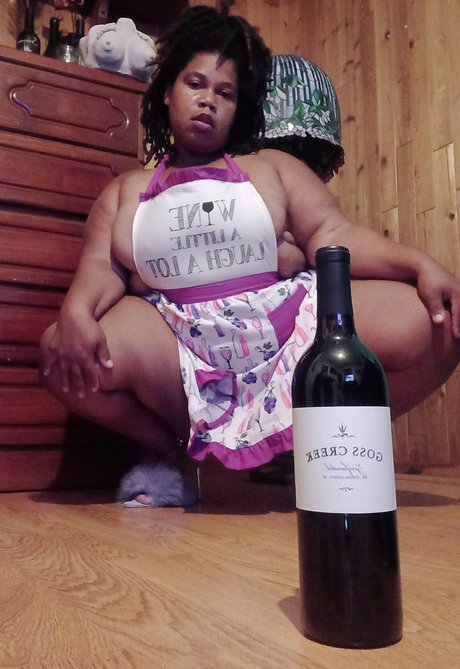 Nacktes geleaktes OnlyFans-Foto von Women Weed N Wine