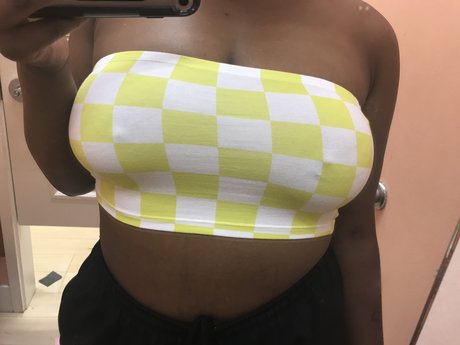 Nacktes geleaktes OnlyFans-Foto von Doggebaby