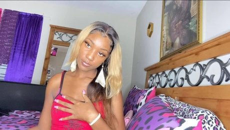 Nacktes geleaktes OnlyFans-Foto von Nee Nee