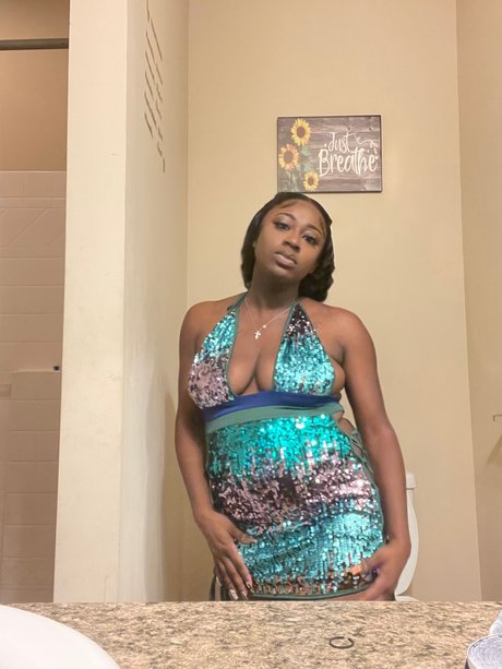Nacktes geleaktes OnlyFans-Foto von Precious Royal