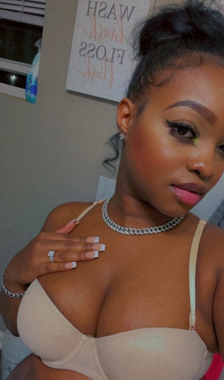 Nacktes geleaktes OnlyFans-Foto von Peachez