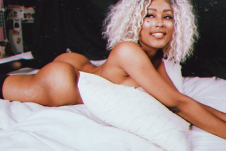 Nacktes geleaktes OnlyFans-Foto von Queeniiebabe