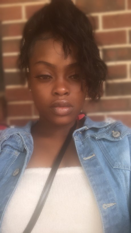Nacktes geleaktes OnlyFans-Foto von Prettybrownround