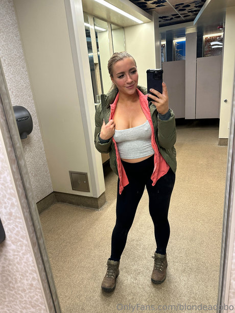 Nacktes geleaktes OnlyFans-Foto von Blonde Adobo