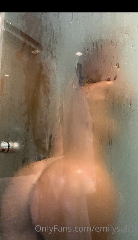 Nacktes geleaktes OnlyFans-Foto von Emily Salch