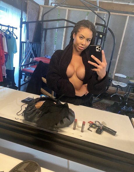 Nacktes geleaktes OnlyFans-Foto von Kira Noir
