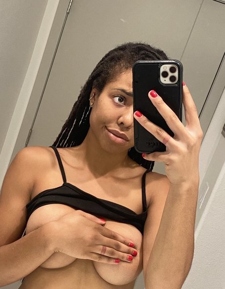 Nacktes geleaktes OnlyFans-Foto von Kira Noir