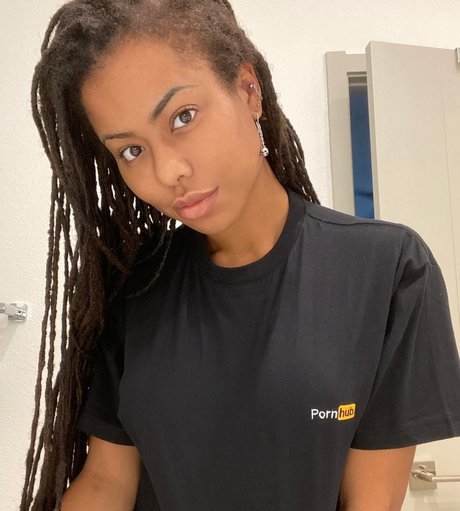 Nacktes geleaktes OnlyFans-Foto von Kira Noir