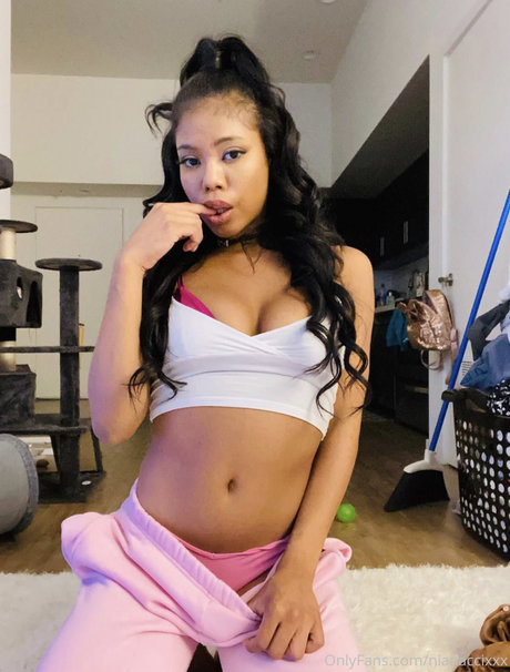 Nacktes geleaktes OnlyFans-Foto von Nia Nacci