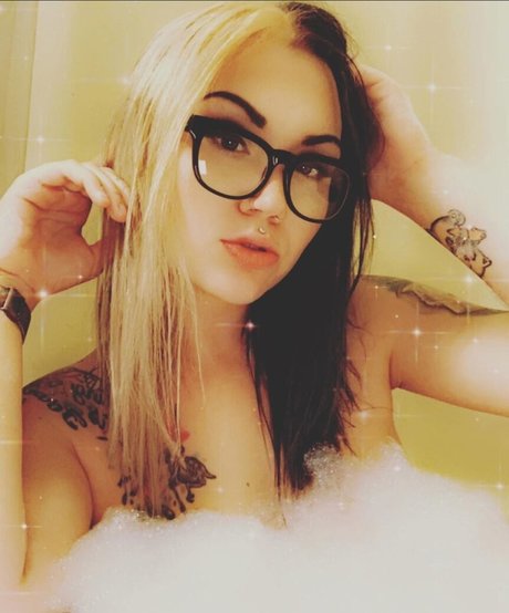 Nacktes geleaktes OnlyFans-Foto von Kitty Lynn