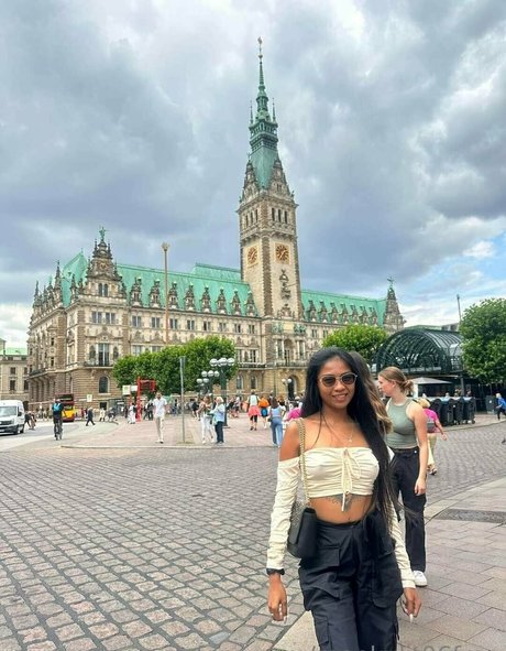 Nacktes geleaktes OnlyFans-Foto von Mae Kulit
