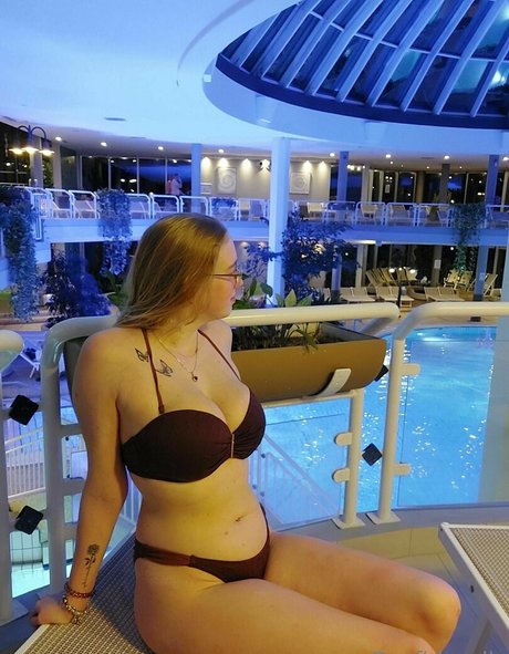 Nacktes geleaktes OnlyFans-Foto von Dorfblondie