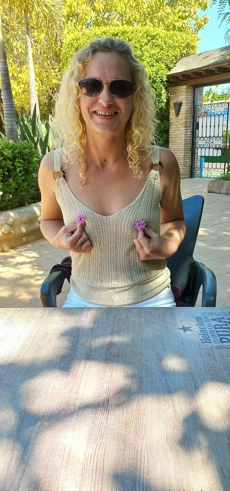 Nacktes geleaktes OnlyFans-Foto von Britishbralesshotwifex