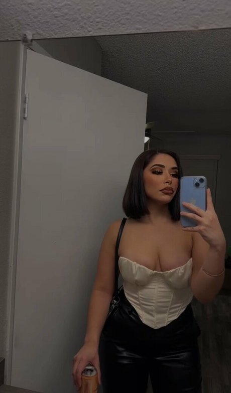 Nacktes geleaktes OnlyFans-Foto von Emelyelenaa