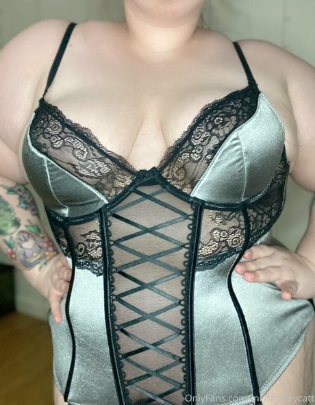 Nacktes geleaktes OnlyFans-Foto von Misshoneycatt