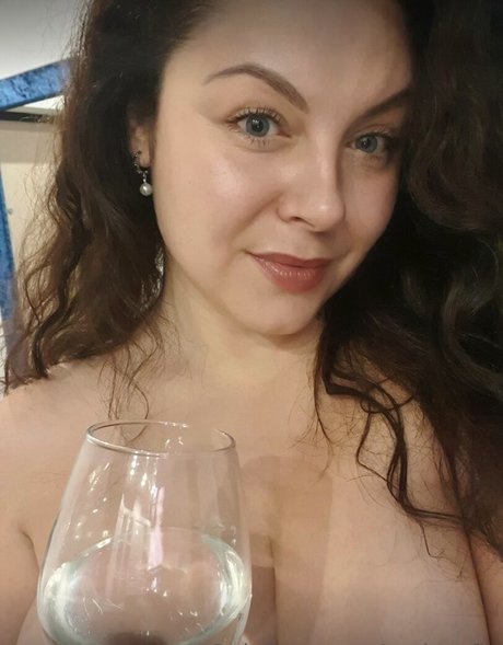 Nacktes geleaktes OnlyFans-Foto von Sofia Curly