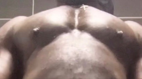 Nacktes geleaktes OnlyFans-Foto von Black Mature Muscle