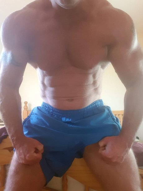 Nacktes geleaktes OnlyFans-Foto von Muscle Daddy
