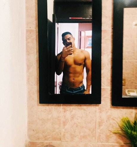 Nacktes geleaktes OnlyFans-Foto von Robertcf