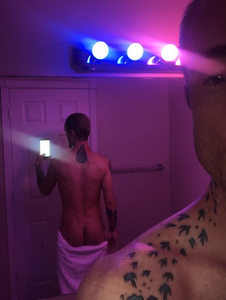 Nacktes geleaktes OnlyFans-Foto von Hardin Wolf