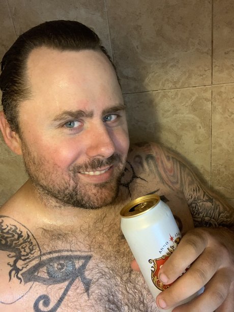Nacktes geleaktes OnlyFans-Foto von Showerbeerscanada