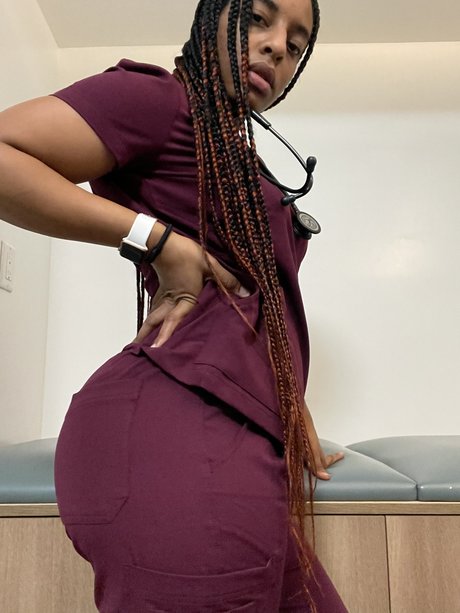 Nacktes geleaktes OnlyFans-Foto von Nursebooty