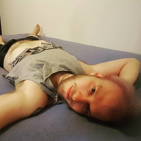 Nacktes geleaktes OnlyFans-Foto von Enbyotter