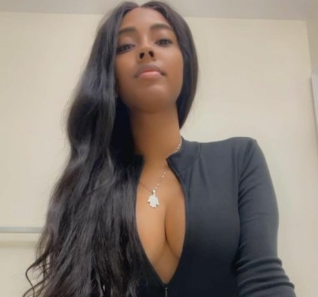 Nacktes geleaktes OnlyFans-Foto von Sasha Chevolleau