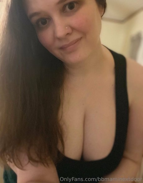 Nacktes geleaktes OnlyFans-Foto von Bbmaminextdoor