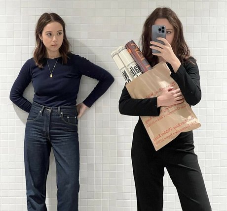 Nacktes geleaktes OnlyFans-Foto von Laufey And Junia