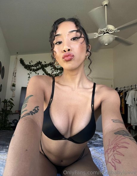 Nacktes geleaktes OnlyFans-Foto von Uluvzella