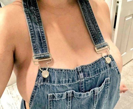Nacktes geleaktes OnlyFans-Foto von Salacious Peachy