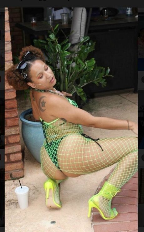 Nacktes geleaktes OnlyFans-Foto von Itsdatyaztho