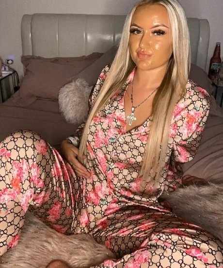 Nacktes geleaktes OnlyFans-Foto von Lily Mcalpine