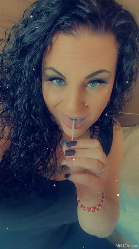 Nacktes geleaktes OnlyFans-Foto von Missoutlawakaladyk