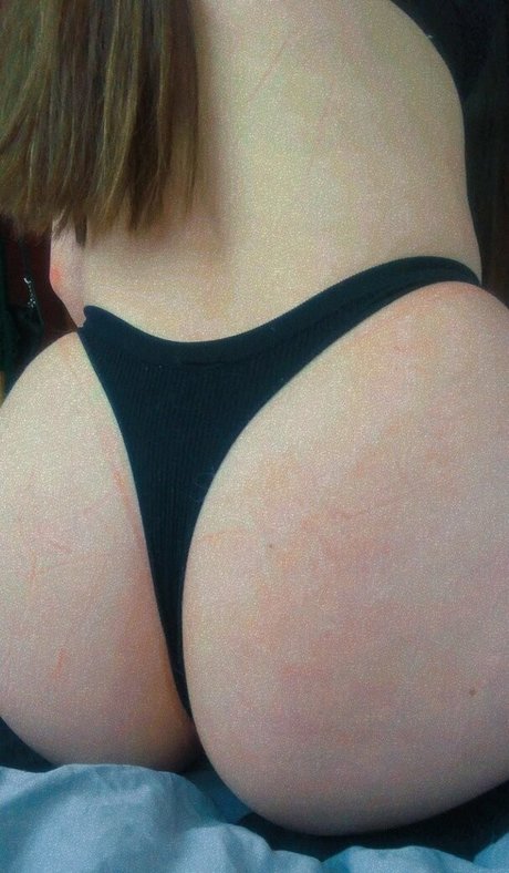 Nacktes geleaktes OnlyFans-Foto von Youngluvr