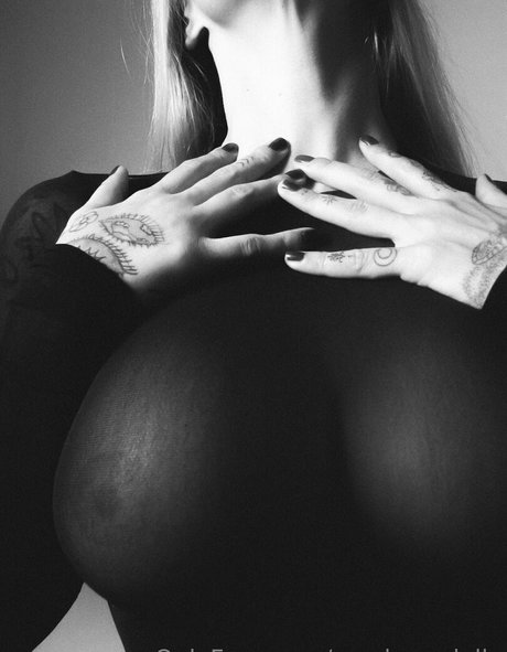 Nacktes geleaktes OnlyFans-Foto von Sarahvandella