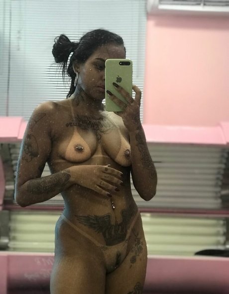 Nacktes geleaktes OnlyFans-Foto von Kim Rare