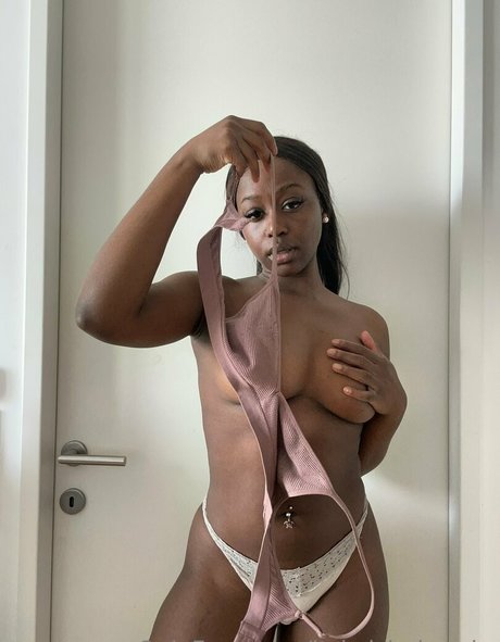 Nacktes geleaktes OnlyFans-Foto von Itskeishabrooks