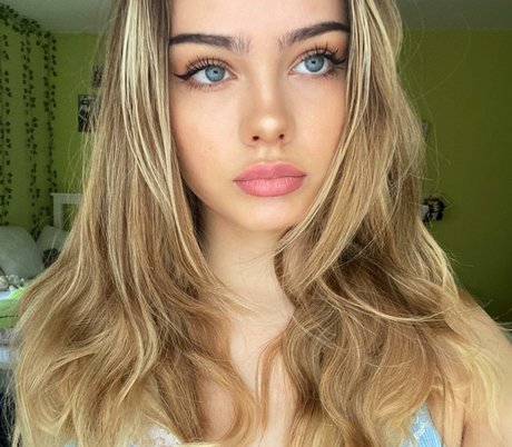 Nacktes geleaktes OnlyFans-Foto von Sara Crumbleleg