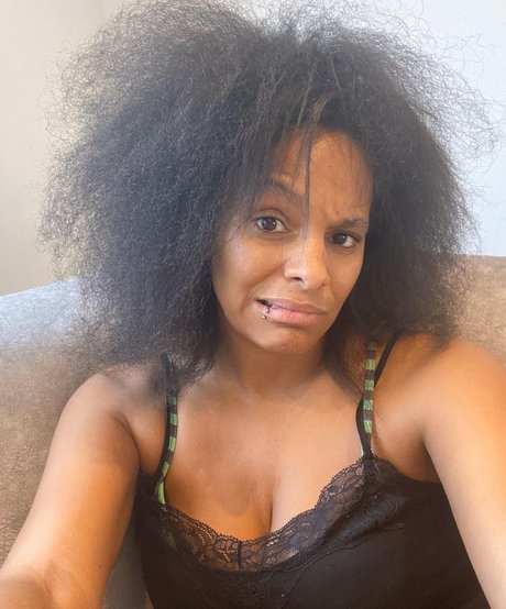 Nacktes geleaktes OnlyFans-Foto von Lucy Hedges