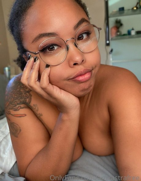 Nacktes geleaktes OnlyFans-Foto von Aniastrafree