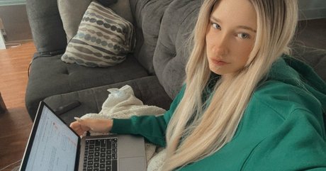 Nacktes geleaktes OnlyFans-Foto von Bookswithari