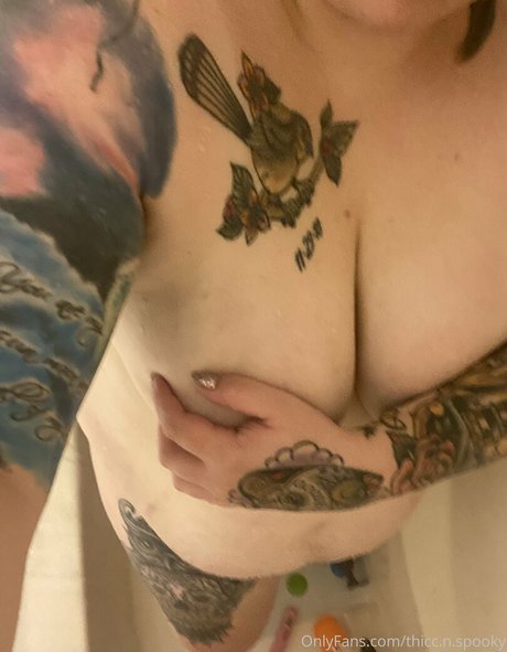 Nacktes geleaktes OnlyFans-Foto von Thiccnspooky