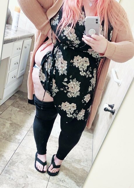 Nacktes geleaktes OnlyFans-Foto von Chubbymilkymommy