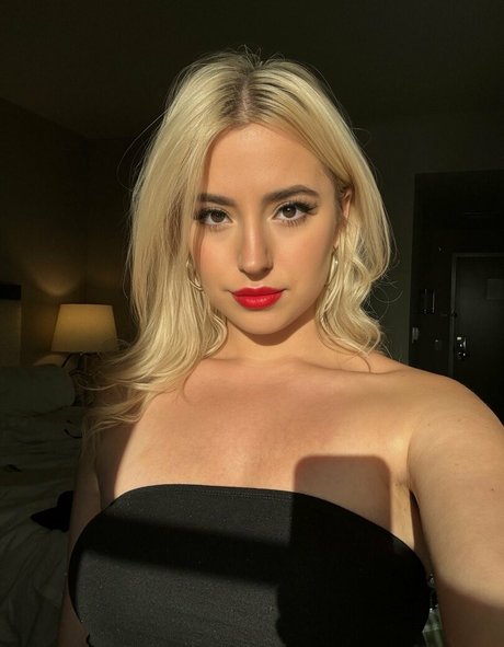 Nacktes geleaktes OnlyFans-Foto von Ashley St Clair