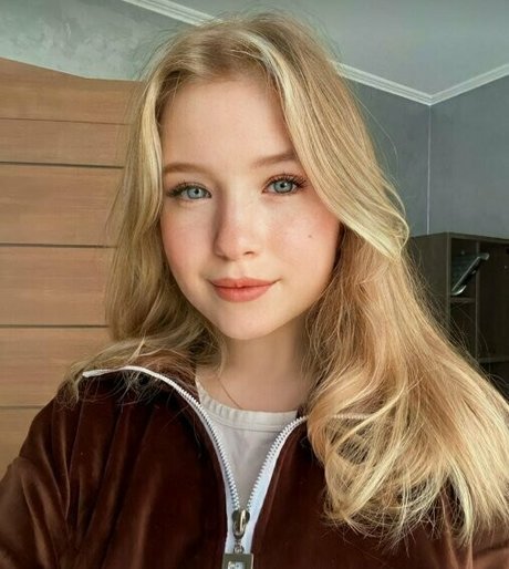 Nacktes geleaktes OnlyFans-Foto von Elisenextdoor