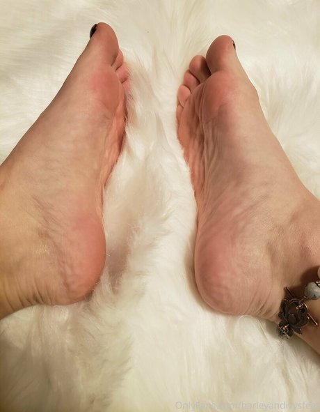 Nacktes geleaktes OnlyFans-Foto von Harleyandivysfeet