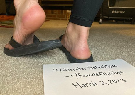 Nacktes geleaktes OnlyFans-Foto von Slendersolesmom